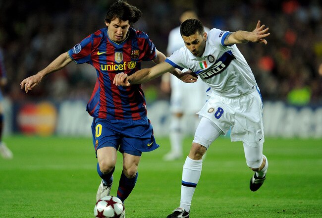 BARCELONA, SPAIN - APRIL 28:  Lionel Messi of Barcelona battles Thiago Motta of Inter Milan during the UEFA Champions League Semi Final Second Leg match between Barcelona and Inter Milan at Camp Nou on April 28, 2010 in Barcelona, Spain.  (Photo by Michael Regan/Getty Images)