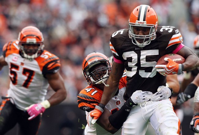 CLEVELAND - OCTOBER 04:  Jerome Harrison #35 of the Cleveland Browns runs the ball against the Cincinnati Bengals during their game at Cleveland Browns Stadium on October 4, 2009 in Cleveland, Ohio. The Bengals defeated the Browns 23-20 in overtime.  (Photo by Jim McIsaac/Getty Images)