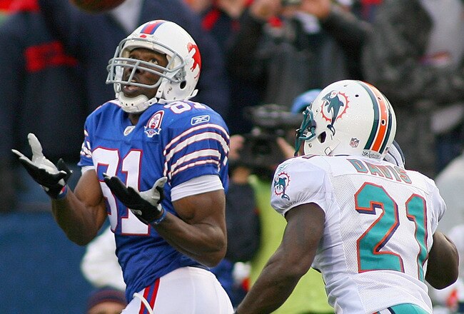 ORCHARD PARK, NY - NOVEMBER 29:  Terrell Owens #81 of the Buffalo Bills catches a pass for a 51 yard touchdown ahead of Vontae Davis #21 of the Miami Dolphins at Ralph Wilson Stadium on November 29, 2009 in Orchard Park, New York. Buffalo won 31-14. (Photo by Rick Stewart/Getty Images)