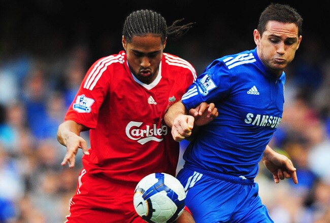 LONDON - OCTOBER 04:  Glen Johnson of Liverpool battles with Frank Lampard of Chelsea during the Barclays Premier League match between Chelsea and Liverpool at Stamford Bridge on October 4, 2009 in London, England.  (Photo by Mike Hewitt/Getty Images)