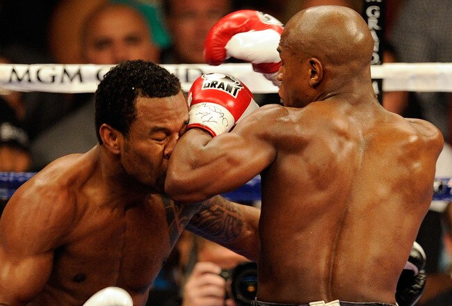LAS VEGAS - MAY 01:  (L-R) Shane Mosley is hit by the left elbow of Floyd Mayweather Jr. during the welterweight fight at the MGM Grand Garden Arena on May 1, 2010 in Las Vegas, Nevada. Mayweather Jr. defeated Mosley by unanimous decison.  (Photo by Ethan Miller/Getty Images)