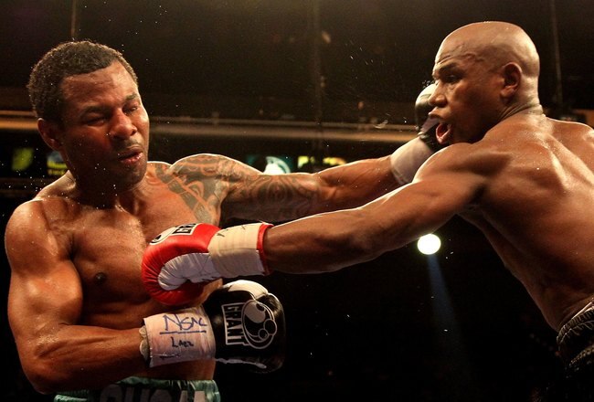 LAS VEGAS - MAY 01:  (R-L) Floyd Mayweather Jr. in action against Shane Mosley during their welterweight fight at the MGM Grand Garden Arena on May 1, 2010 in Las Vegas, Nevada. Mayweather Jr. defeated Mosley by unanimous decison.  (Photo by Jed Jacobsohn/Getty Images)