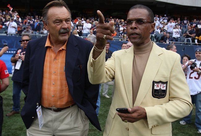 CHICAGO - SEPTEMBER 20: Hall of Fame Chicago Bears Dick Butkus (L) and Gale Sayers chat on the sidelines before a game between the Bears and the Pittsburgh Steelers on September 20, 2009 at Soldier Field in Chicago, Illinois. The Bears defeated the Steelers 17-14. (Photo by Jonathan Daniel/Getty Images)