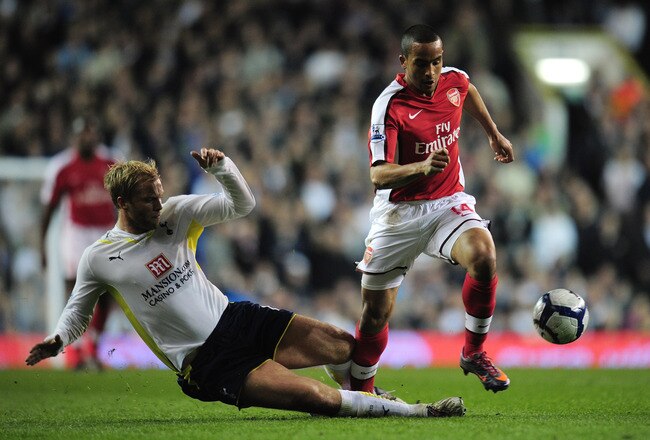 LONDON, ENGLAND - APRIL 14:  Theo Walcott of Arsenal is challenged by Eidur Gudjohnsen of Tottenham Hotspur during the Barclays Premier League match between Tottenham Hotspur and Arsenal at White Hart Lane on April 14, 2010 in London, England.  (Photo by Shaun Botterill/Getty Images)