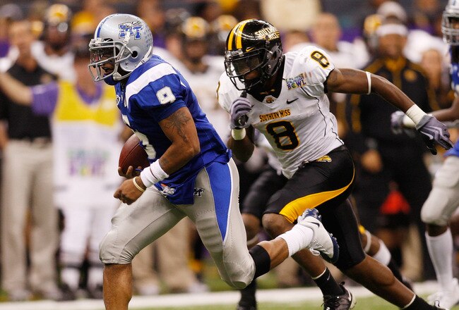 NEW ORLEANS - DECEMBER 20:  Dwight Dasher #9 of the Middle Tennessee Blue Raiders runs for a touchdown past Justin Wilson #8 of the Southern Miss Golden Eagles during the R+L Carriers New Orleans Bowl at the Louisiana Superdome on December 20, 2009 in New Orleans, Louisiana.  The Blue Raiders defeated the Eagles 42-32.  (Photo by Chris Graythen/Getty Images)
