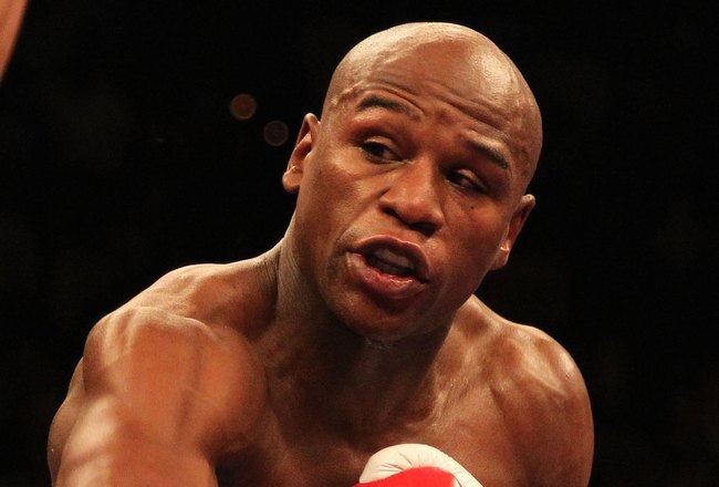 LAS VEGAS - MAY 01:  (R-L) Floyd Mayweather Jr. in action against Shane Mosley during their welterweight fight at the MGM Grand Garden Arena on May 1, 2010 in Las Vegas, Nevada. Mayweather Jr. defeated Mosley by unanimous decison.  (Photo by Jed Jacobsohn/Getty Images)