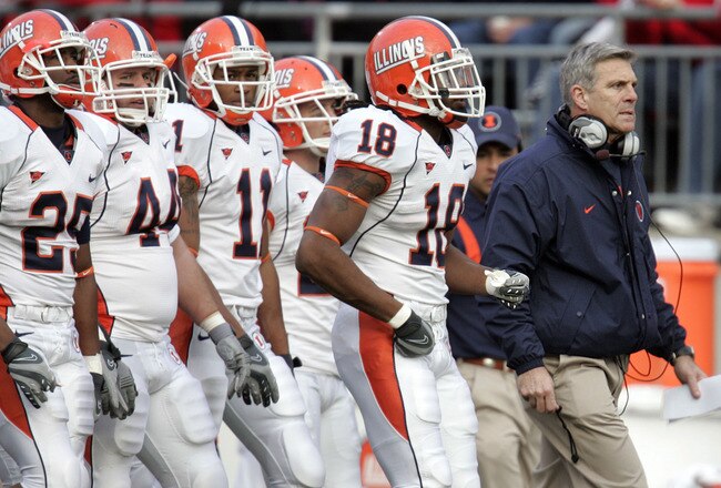COLUMBUS - NOVEMBER 10:  Head coach Ron Zook (R) of the Illinois Fighting Illini walks with players on the sideline during the first quarter against the Ohio State Buckeyes at Ohio Stadium November 10, 2007 in Columbus, Ohio. Illinois defeated Ohio State 28-21.  (Photo by David Maxwell/Getty Images)