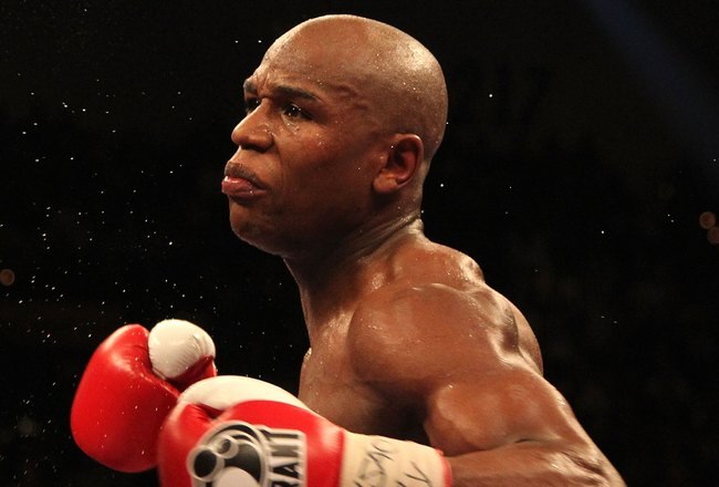 LAS VEGAS - MAY 01:  (R-L) Floyd Mayweather Jr. in action against Shane Mosley during their welterweight fight at the MGM Grand Garden Arena on May 1, 2010 in Las Vegas, Nevada. Mayweather Jr. defeated Mosley by unanimous decison.  (Photo by Jed Jacobsohn/Getty Images)