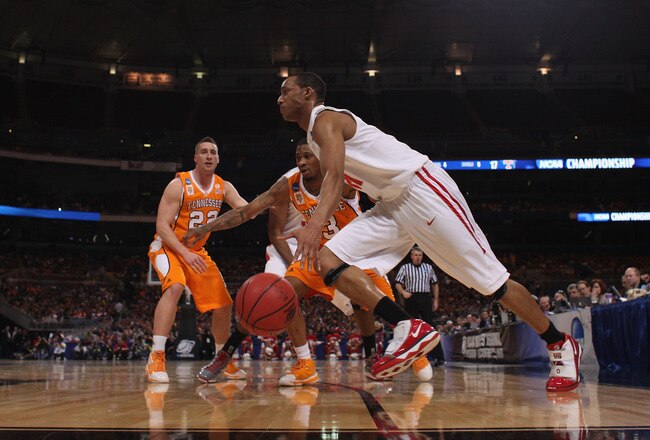 ST. LOUIS - MARCH 26: Evan Turner #21 of the Ohio State  Buckeyes drives to the basket against Bobby Maze #3 of the Tennessee Volunteers during the midwest regional semifinal of the 2010 NCAA men's basketball tournament at the Edward Jones Dome on March 26, 2010 in St. Louis, Missouri.  (Photo by Dilip Vishwanat/Getty Images)