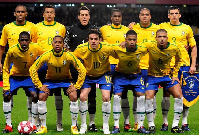 LONDON, ENGLAND - MARCH 02:  The team of Brasil pose for a group photograph during the International Friendly match between Republic of Ireland and Brazil played at Emirates Stadium on March 2, 2010 in London, England.  (Photo by Jamie McDonald/Getty Images)