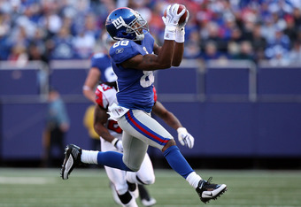 EAST RUTHERFORD, NJ - NOVEMBER 22:  Hakeem Nicks #88 of the New York Giants makes a catch late in the first half against the Atlanta Falcons on November 22, 2009 at Giants Stadium in East Rutherford, New Jersey.  (Photo by Jim McIsaac/Getty Images)