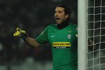 TURIN, ITALY - JANUARY 23:  Gianluigi Buffon of Juventus FC issues instructions during the Serie A match between Juventus FC and AS Roma at Olimpico Stadium on January 23, 2010 in Turin, Italy.  (Photo by Valerio Pennicino/Getty Images)