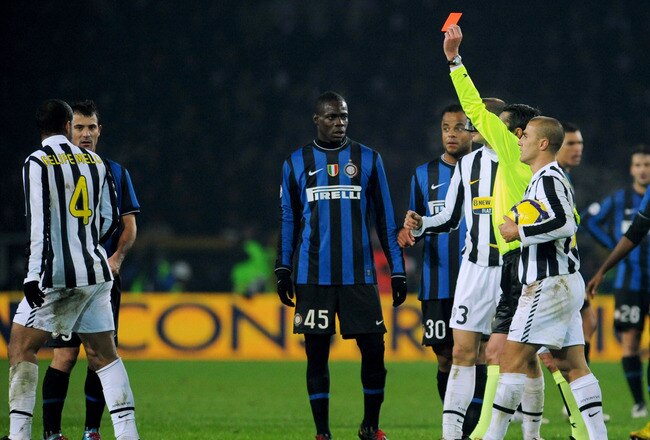TURIN, ITALY - DECEMBER 05:  Felipe Melo (L) of Juventus FC receives a red card from referee Massimiliano Saccani during the Serie A match between Juventus and Inter Milan at Olimpico Stadium on December 5, 2009 in Turin, Italy.  (Photo by Valerio Pennicino/Getty Images)