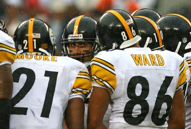 CHICAGO - SEPTEMBER 20: Ben Roethlisberger #7 of the Pittsburgh Steelers calls a play in the huddle against the Chicago Bears on September 20, 2009 at Soldier Field in Chicago, Illinois. The Bears defeated the Steelers 17-14. (Photo by Jonathan Daniel/Getty Images)