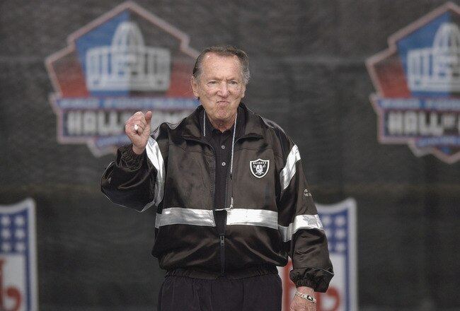 CANTON, OH - AUGUST 3:  Pro Football Hall of Famer (Class of 1992) and Oakland Raiders owner Al Davis pumps his fist as he is introduced during the 2003 NFL Hall of Fame Induction ceremony on August 3, 2003 in Canton, Ohio.  (Photo by David Maxwell/Getty Images)