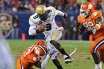TAMPA, FL - NOVEMBER 28: Quarterback Josh Nesbitt #9 of the Georgia Tech Yellow Jackets rushes upfield against the Clemson Tigers in the 2009 ACC Football Championship Game December 5, 2009 at Raymond James Stadium in Tampa, Florida.  (Photo by Al Messerschmidt/Getty Images) 