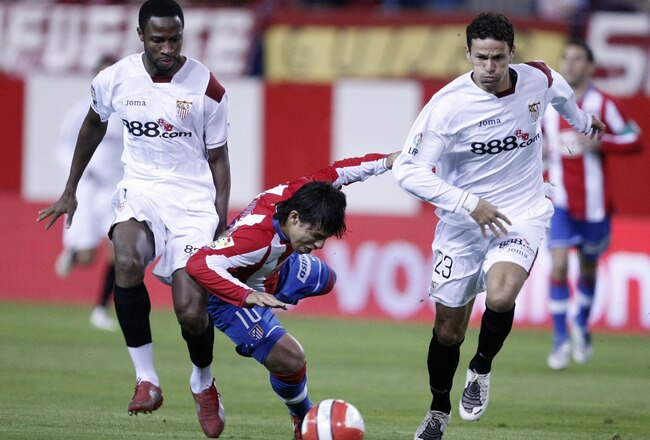 MADRID, SPAIN - OCTOBER 31:  Sergio 'Kun' Aguero of Atletico de Madrid falls between Seydou Keita (L) and  Khalid Boulahrouz of Sevilla during the Primera Liga match between Atletico de Madrid and Sevilla at the Vicente Calderon stadium on October 31, 2007 in Madrid, Spain.  (Photo by Denis Doyle/Getty Images)