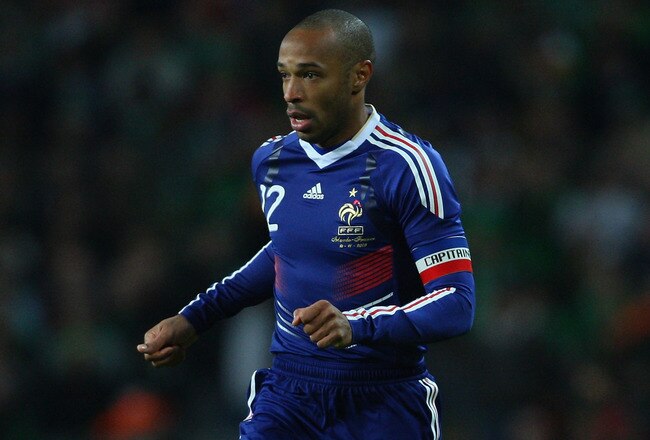 DUBLIN, IRELAND - NOVEMBER 14:  France forward  Thierry Henry races towards goal during the FIFA 2010 World Cup Qualifier play off first leg between Republic of Ireland and France at Croke Park   on November 14, 2009 in Dublin, Ireland.  (Photo by Stu Forster/Getty Images)