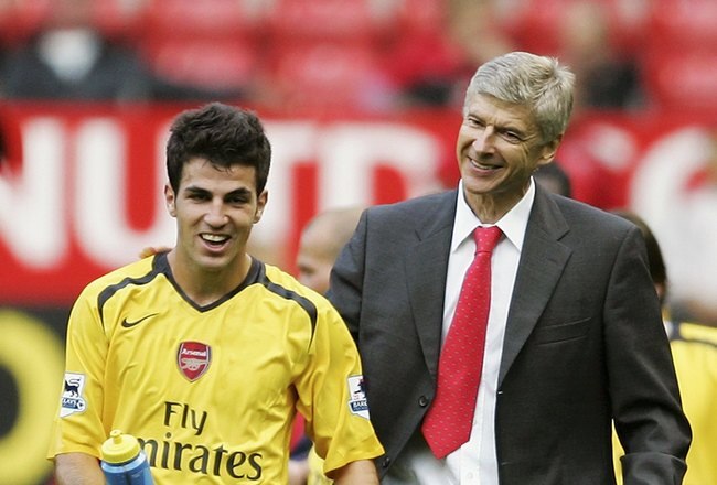 MANCHESTER, UNITED KINGDOM - SEPTEMBER 17:  Arsene Wenger (R) , the Arsenal manager congratulates Cesc Fabregas, following their team's 1-0 victory during the Barclays Premiership match between Manchester United and Arsenal at Old Trafford on September 17, 2006 in Manchester, England.  (Photo by Alex Livesey/Getty Images)