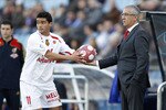 GETAFE, SPAIN - MARCH 13: Coach Gregorio Manzano of Mallorca gives the ball to his player Gonzalo Castro during the La Liga match between Getafe and Mallorca at Coliseum Alfonso Perez on March 13, 2010 in Getafe, Spain. (Photo by Angel Martinez/Getty Images)