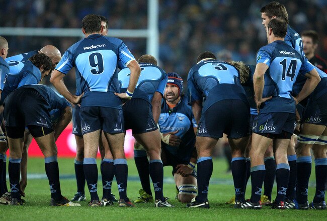 SOWETO, SOUTH AFRICA - MAY 22:  Vodacom Bulls captain, Victor Matfield talks to the players during the Super 14 semi-final match between Vodacom Bulls and Crusaders at Orlando Stadium on May 22, 2010 in Soweto, South Africa. (Photo by Steve Haag / Gallo Images / Getty Images)