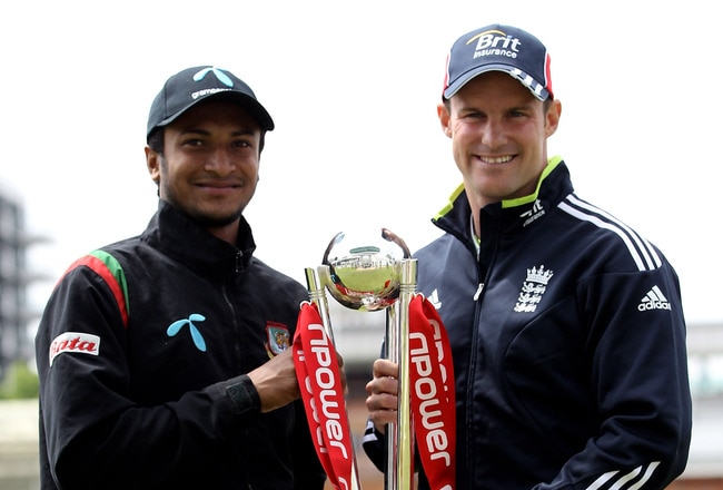 LONDON, ENGLAND - MAY 26:  Shakib-al-Hasan, captain of Bangladesh, holds the npower trophy with Englands Andrew Strauss at Lords the day before the 1st npower Test against Bangladesh on May 26, 2010 in London, England.  (Photo by Julian Herbert/Getty Images)