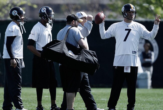 PITTSBURGH - APRIL 19:  Ben Roethlisberger #7 of the Pittsburgh Steelers talks with his teammates Charlie Batch #16 and Dennis Dixon #2 while at practice on April 19, 2010 at the Pittsburgh Steelers South Side training facility in Pittsburgh, Pennsylvania.  (Photo by Jared Wickerham/Getty Images)