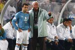 PRETORIA, SOUTH AFRICA - JUNE 21:  Head coach Marcello Lippi of Italy talks with Giuseppe Rossi #11 during the FIFA Confederations Cup match beween Italy and Brazil at The Loftus Versfeld Stadium on June 21, 2009 in Pretoria, South Africa.  (Photo by Laurence Griffiths/Getty Images)