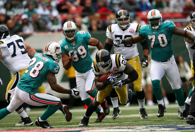EAST RUTHERFORD, NJ - NOVEMBER 01: Thomas Jones #20 drives with the ball against the Miami Dolphins at Giants Stadium on November 1, 2009 in East Rutherford, New Jersey.  (Photo by Chris Trotman/Getty Images)