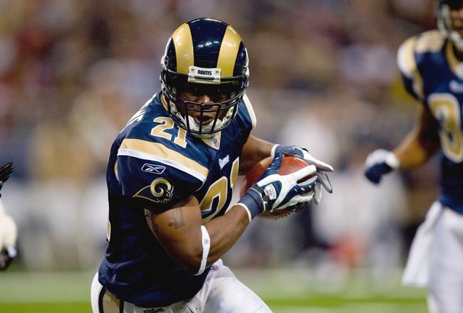 ST. LOUIS - NOVEMBER 22: Oshiomogho Atogwe #21 of the St. Louis Rams carries the ball against the Arizona Cardinals at the Edward Jones Dome on November 22, 2009 in St. Louis, Missouri. The Cardinals beat the Rams 21-13. (Photo by Dilip Vishwanat/Getty Images)