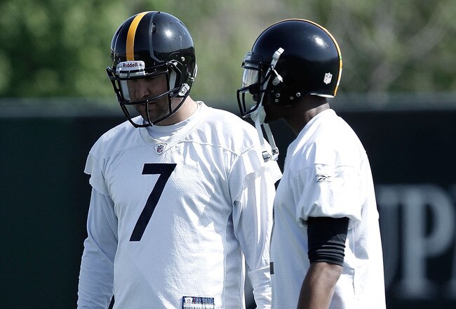 PITTSBURGH - APRIL 19:  Ben Roethlisberger #7 and Dennis Dixon #2 of the Pittsburgh Steelers practice on April 19, 2010 at the Pittsburgh Steelers South Side training facility in Pittsburgh, Pennsylvania.  (Photo by Jared Wickerham/Getty Images)
