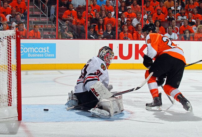 PHILADELPHIA - JUNE 02:  Claude Giroux #28 of the Philadelphia Flyers scores a goal against Antti Niemi #31 of the Chicago Blackhawks in overtime to win the game 4-3 in Game Three of the 2010 NHL Stanley Cup Final at Wachovia Center on June 2, 2010 in Philadelphia, Pennsylvania.  (Photo by Bruce Bennett/Getty Images)