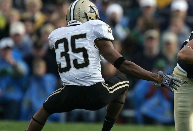 SOUTH BEND, IN - SEPTEMBER 30:  Wide receiver Jeff Samardzija #83 of the Notre Dame Fighting Irish runs for yards after the catch against David Pender #35 of the Purdue Boilermakers September 30, 2006 at Notre Dame Stadium in South Bend, Indiana. Notre Dame won 35-21. (Photo by Jonathan Daniel/Getty Images)