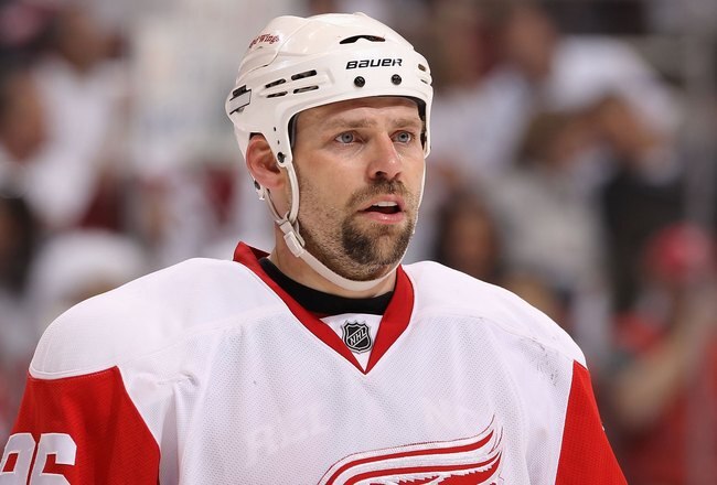 GLENDALE, AZ - APRIL 16:  Tomas Holmstrom #96 of the Detroit Red Wings awaits a face off in Game Two of the Western Conference Quarterfinals against the Phoenix Coyotes during the 2010 NHL Stanley Cup Playoffs at Jobing.com Arena on April 16, 2010 in Glendale, Arizona. The Red Wings defeated the Coyotes 7-4 to tie the series at 1-1.  (Photo by Christian Petersen/Getty Images)