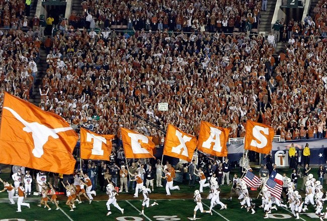 PASADENA, CA - JANUARY 07:  The Texas Longhorns run out onto the field prior to the Citi BCS National Championship game between the Texas Longhorns and the Alabama Crimson Tide at the Rose Bowl on January 7, 2010 in Pasadena, California.  (Photo by Jeff Gross/Getty Images)