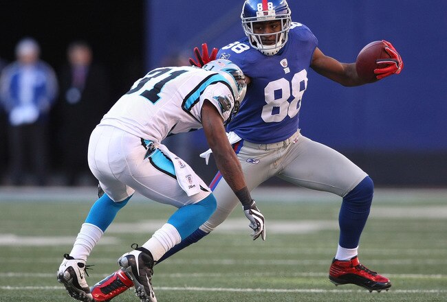 EAST RUTHERFORD, NJ - DECEMBER 27:  Hakeem Nicks #88 of the New York Giants runs past Richard Marshall #31 of the Carolina Panthers at Giants Stadium on December 27, 2009 in East Rutherford, New Jersey.  (Photo by Nick Laham/Getty Images)
