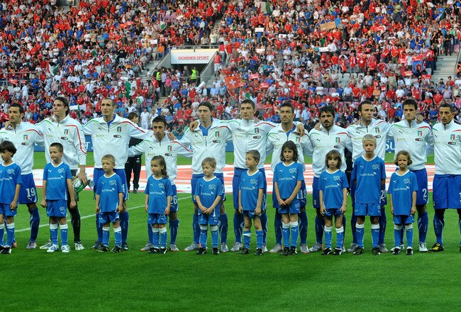GENEVA, SWITZERLAND - JUNE 05:  Team of Italy hear Italian anthem during the international friendly match between Switzerland and Italy at Stade de Geneve ahead of the FIFA World Cup 2010 in South Africa on June 5, 2010 in Geneva, Switzerland.  (Photo by Massimo Cebrelli/Getty Images)
