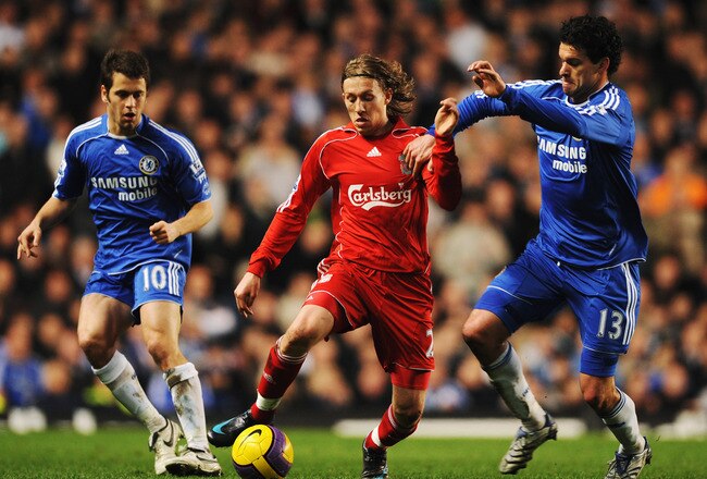 LONDON - FEBRUARY 10:  Lucas (C) of Liverpool holds off the challenge of Joe Cole (L) and Michael Ballack (R) of Chelsea during the Barclays Premier League match between Chelsea v Liverpool at Stamford Bridge on February 10, 2008 in London, England.  (Photo by Shaun Botterill/Getty Images)