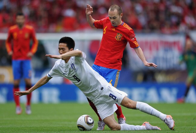 INNSBRUCK, AUSTRIA - JUNE 03:  Andres Iniesta (R) of Spain duels for the ball with Woo Kim Jung of South Korea during the International Friendly match between Spain and South Korea at Stadion Tivoli Neu on June 3, 2010 in Innsbruck, Austria.  (Photo by Jasper Juinen/Getty Images)