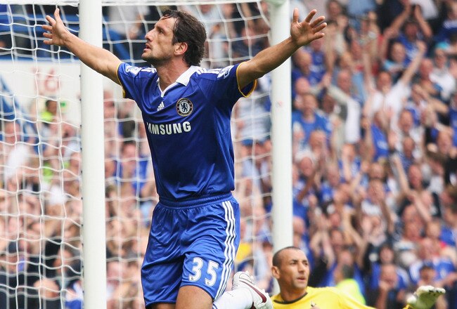 LONDON - AUGUST 31:  Juliano Belletti (L) of Chelsea celebrates opening the scoring past Heurelho Gomes (R) the Tottenham Hotspur goalkeeper during the Barclays Premier League match between Chelsea and Tottenham Hotspur at Stamford Bridge on August 31, 2008 in London, England.  (Photo by David Cannon/Getty Images)