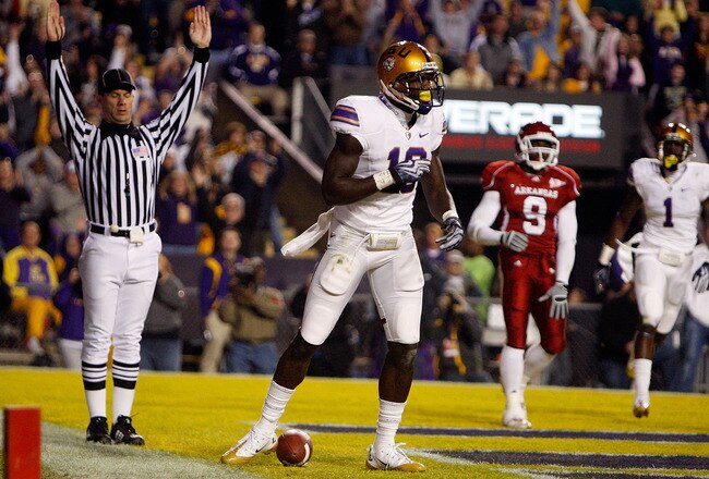 BATON ROUGE, LA - NOVEMBER 28:  Deangelo Peterson #19 of the LSU Tigers catches a touchdown pass against the Arkansas Razorbacks at Tiger Stadium on November 28, 2009 in Baton Rouge, Louisiana.  The Tigers defeated the Razorbacks 33-30 in overtime.  (Photo by Chris Graythen/Getty Images)