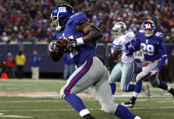 EAST RUTHERFORD, NJ - DECEMBER 06:  Brandon Jacobs #27 of the New York Giants makes a reception that he runs for a 74 yard touchdown in the third quarter against the Dallas Cowboys at Giants Stadium on December 6, 2009 in East Rutherford, New Jersey.  (Photo by Jim McIsaac/Getty Images)