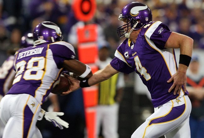 MINNEAPOLIS, MN - DECEMBER 13:  Brett Favre #4 of the Minnesota Vikings hands off the ball to Adrian Peterson #28 against the Cincinnati Bengals on December 13, 2009 at Hubert H. Humphrey Metrodome in Minneapolis, Minnesota. The Vikings defeated the Bengals 30-10.  (Photo by Jim McIsaac/Getty Images)