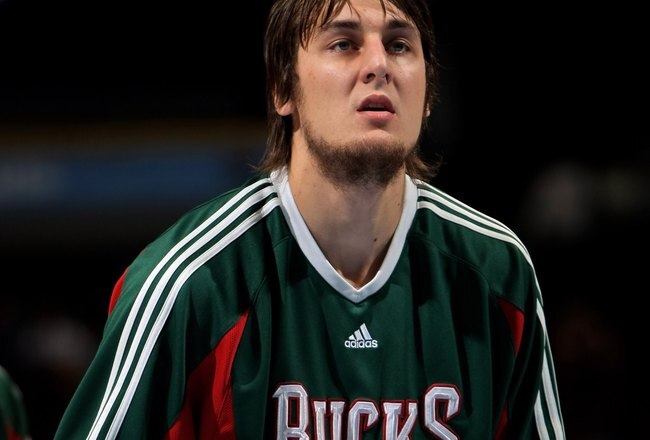 DENVER - NOVEMBER 18:  Andrew Bogut #6 of the Milwaukee Bucks warms up prior to facing the Denver Nuggets at the Pepsi Center on November 18, 2008 in Denver, Colorado. The Nuggets defeated the Bucks 114-105.  (Photo by Doug Pensinger/Getty Images)