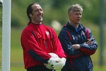LONDON - MAY 15:  Arsenal manager Arsene Wenger (R) and goalkeeper David Seaman share a joke during traing on May 15, 2003 at Arsenals training ground in London. (Photo by Phil Cole/Getty Images)