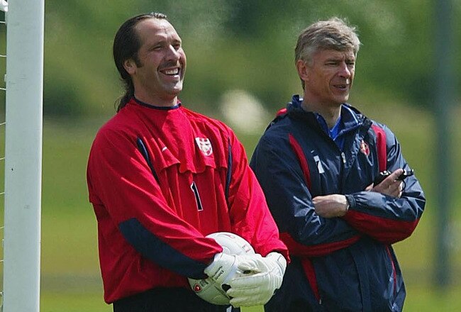 LONDON - MAY 15:  Arsenal manager Arsene Wenger (R) and goalkeeper David Seaman share a joke during traing on May 15, 2003 at Arsenals training ground in London. (Photo by Phil Cole/Getty Images)