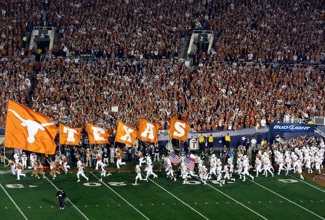 PASADENA, CA - JANUARY 07:  The Texas Longhorns run out onto the field prior to the Citi BCS National Championship game between the Texas Longhorns and the Alabama Crimson Tide at the Rose Bowl on January 7, 2010 in Pasadena, California.  (Photo by Jeff Gross/Getty Images)