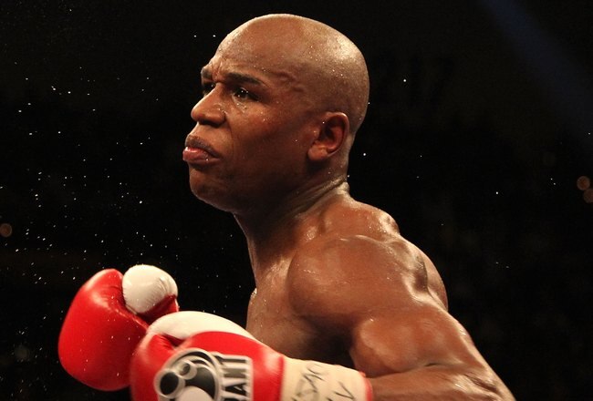LAS VEGAS - MAY 01:  (R-L) Floyd Mayweather Jr. in action against Shane Mosley during their welterweight fight at the MGM Grand Garden Arena on May 1, 2010 in Las Vegas, Nevada. Mayweather Jr. defeated Mosley by unanimous decison.  (Photo by Jed Jacobsohn/Getty Images)