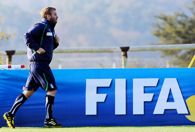 CENTURION, SOUTH AFRICA - JUNE 12:  Daniele De Rossi runs during an Italy training session during the 2010 FIFA World Cup on June 12, 2010 in Centurion, South Africa.  (Photo by Giuseppe Bellini/Getty Images)