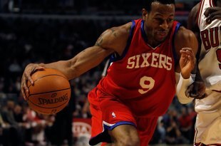CHICAGO - FEBRUARY 20: Andre Iguodala #9 of the Philadelphia 76ers moves against the Chicago Bulls at the United Center on February 20, 2010 in Chicago, Illinois. The Bulls defeated the 76ers 122-90. NOTE TO USER: User expressly acknowledges and agrees that, by downloading and/or using this Photograph, User is consenting to the terms and conditions of the Getty Images License Agreement. (Photo by Jonathan Daniel/Getty Images)
